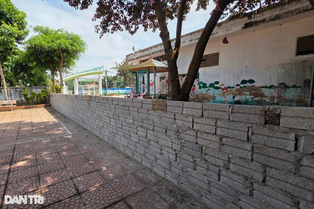 Xã thất hứa, người dân xây tường rào chắn ngang trường học đòi đất - 3 Xã thất hứa, người dân xây tường rào chắn ngang trường học đòi đất - 3