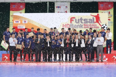 Thái Sơn Nam nâng cúp tại giải futsal vô địch quốc gia 2020