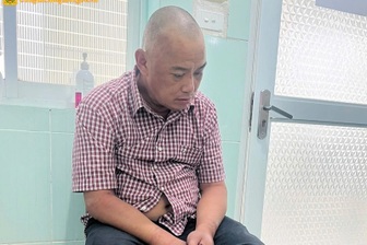 Đối tượng có biểu hiện loạn thần dí dao vào cổ cháu bé, đâm công an