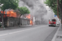 Cảnh sát phong tỏa, khống chế ngọn lửa dữ dội ở cửa hàng trung tâm TPHCM