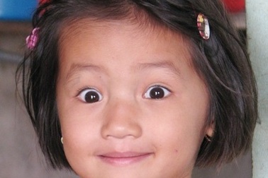 Cha tật nguyền, mẹ động kinh, bé 5 tuổi sống trong đói khát