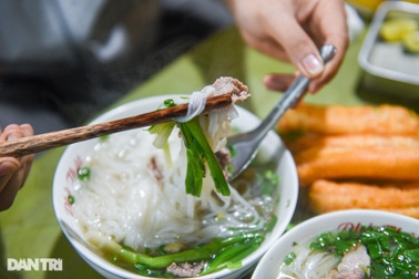 Quán phở 40 năm chỉ mở "nửa đêm, rạng sáng", ngày nào cũng hết vèo 300 bát