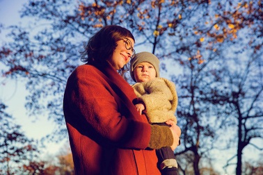 Nguyên nhân mẹ và bé cùng thích ôm người kia ở phía bên trái của mình