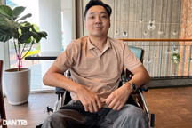 Chuyện xúc động về chàng trai liệt 2 chân ở Hà Nội thành hiện tượng mạng