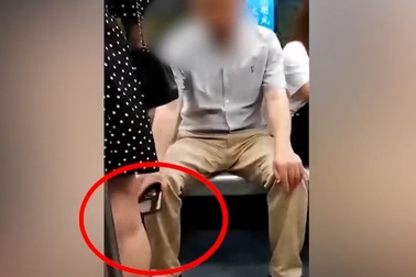 Gã đàn ông biến thái bị bắt vì dùng điện thoại quay dưới váy cô gái