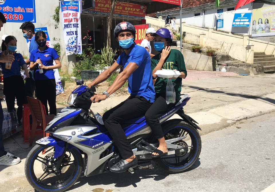 Thanh niên tình nguyện chăm lo thí sinh rẻo cao “no bụng thi tốt - 1 Thanh niên tình nguyện chăm lo thí sinh rẻo cao “no bụng thi tốt - 1