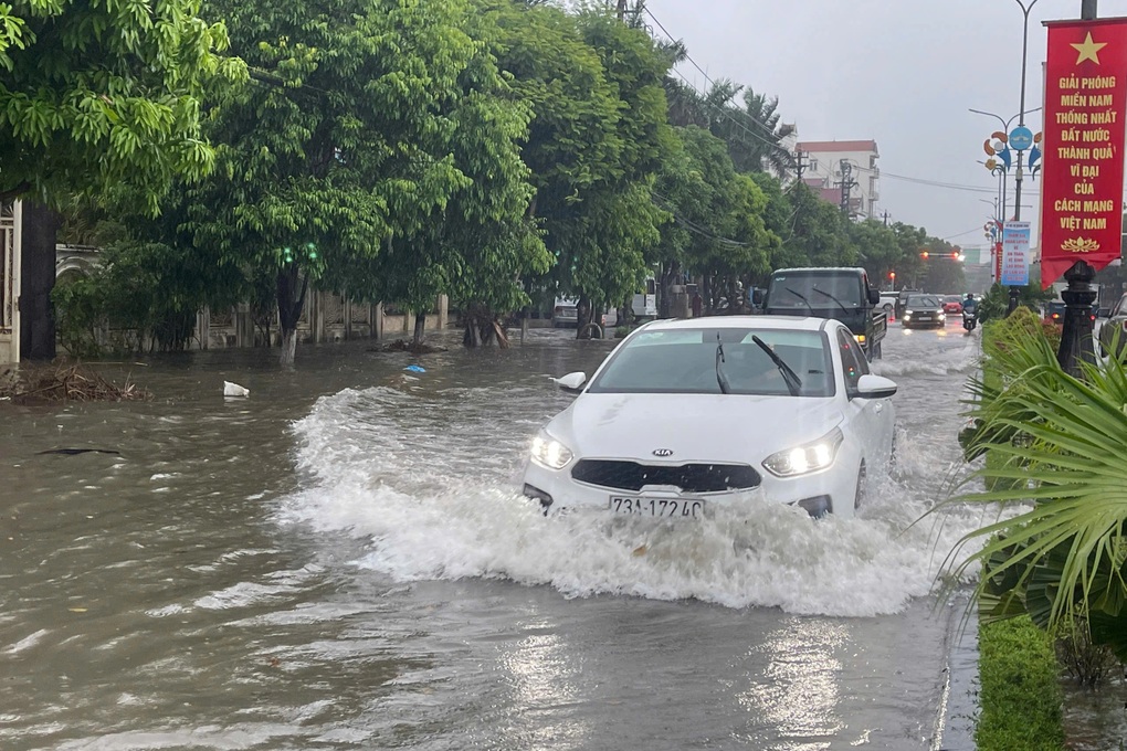 Nhiều tuyến phố ngập sâu sau trận mưa lớn ở Quảng Bình - 1 Nhiều tuyến phố ngập sâu sau trận mưa lớn ở Quảng Bình