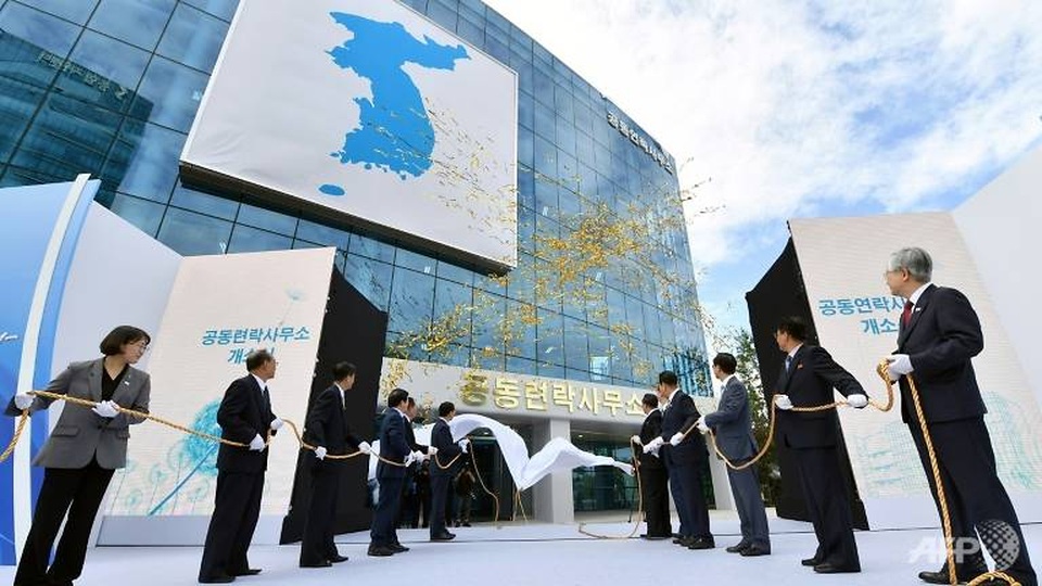 Biểu tượng quan hệ Hàn - Triều bị đánh sập thành tro bụi - 11 Biểu tượng quan hệ Hàn - Triều bị đánh sập thành tro bụi - 11