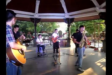 Giới trẻ Hà Nội say sưa thưởng thức âm nhạc đường phố