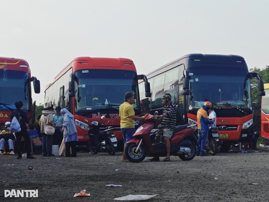 Nam tài xế bị đâm tại bãi xe ở TPHCM - 2 Nam tài xế bị đâm tại bãi xe ở TPHCM - 2