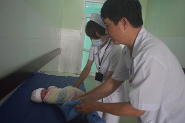 Bé gái sơ sinh bị bỏ rơi trong tủ bánh mì