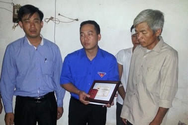 “Hiệp sĩ” nhường áo phao được truy tặng huy hiệu “Tuổi trẻ dũng cảm”