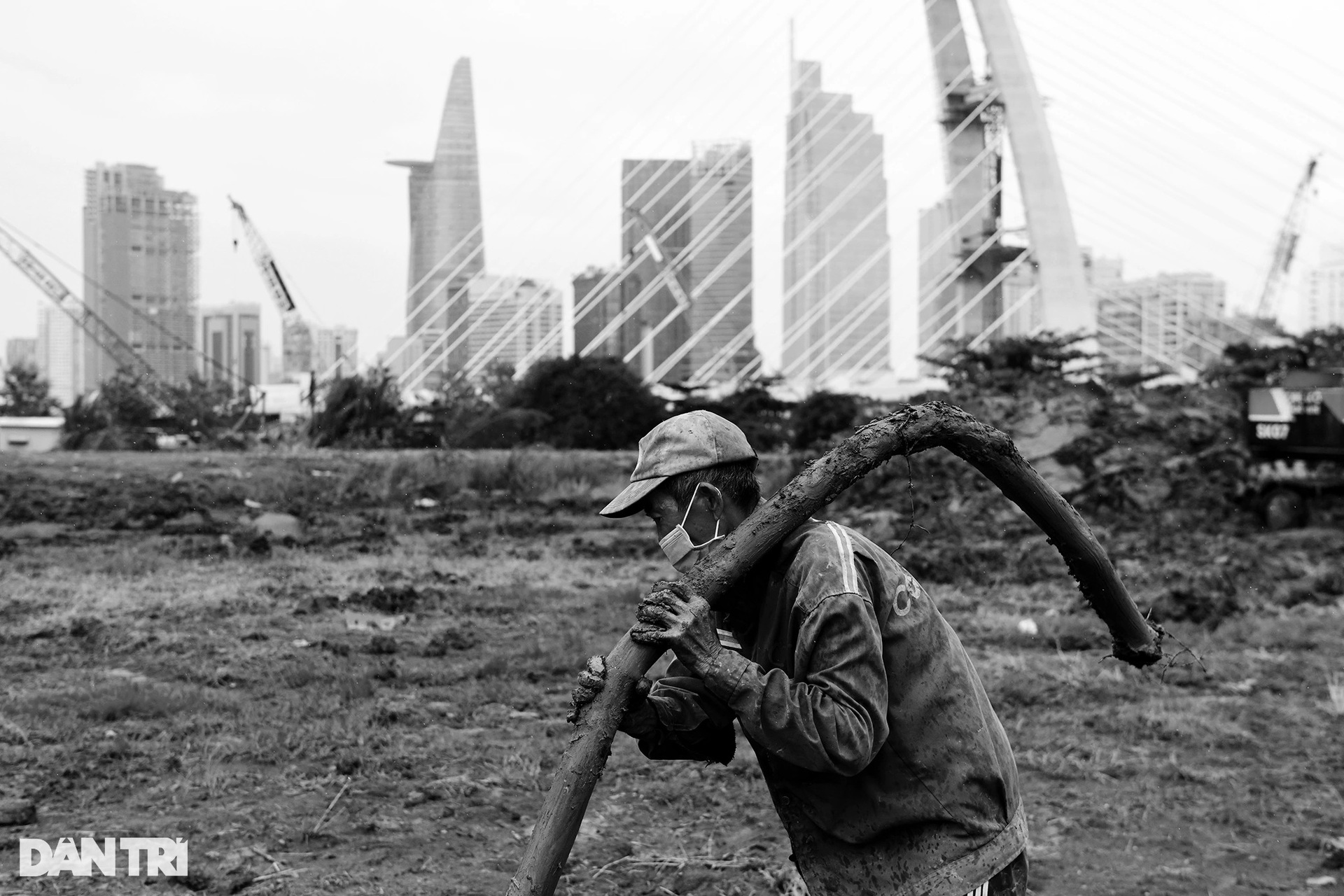 Ông lão 65 tuổi hơn 20 năm mót sắt ở Sài Gòn - 4 Ông lão 65 tuổi hơn 20 năm mót sắt ở Sài Gòn - 4