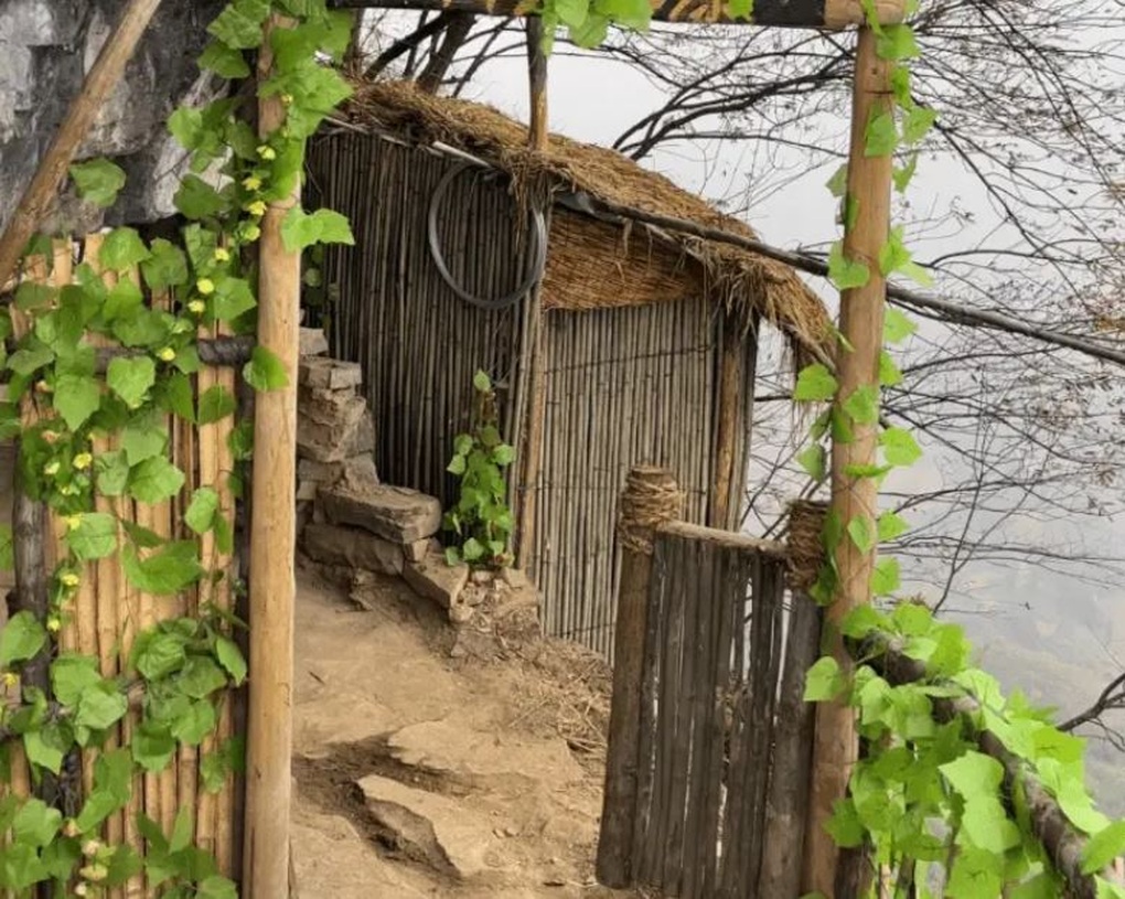 Trung Quốc: Mệt mỏi với thành phố, chàng trai dựng lều sống ở ẩn trên núi - 1 Trung Quốc: Mệt mỏi với thành phố, chàng trai dựng lều sống ở ẩn trên núi - 1