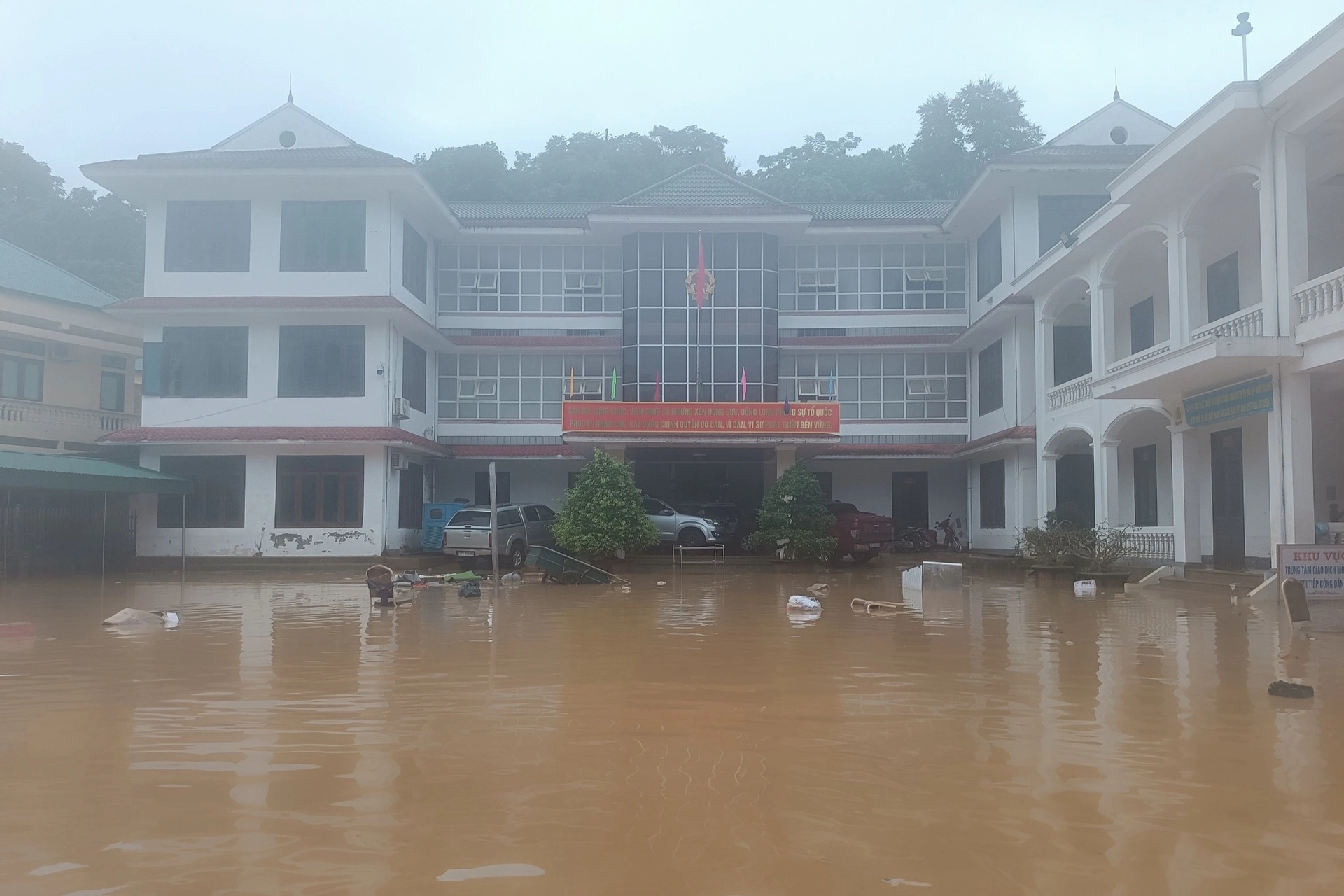 Bùn rác bủa vây, nhà dân xơ xác, bản làng tan hoang khi lũ rút - 1 Bùn rác bủa vây, nhà dân xơ xác, bản làng tan hoang khi lũ rút - 1
