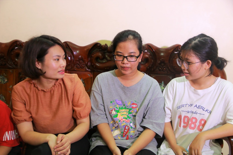 Ninh Bình: Bố bán than, mẹ bán gà, con đỗ thủ khoa khối C với 29,25 điểm - 5 Ninh Bình: Bố bán than, mẹ bán gà, con đỗ thủ khoa khối C với 29,25 điểm - 5