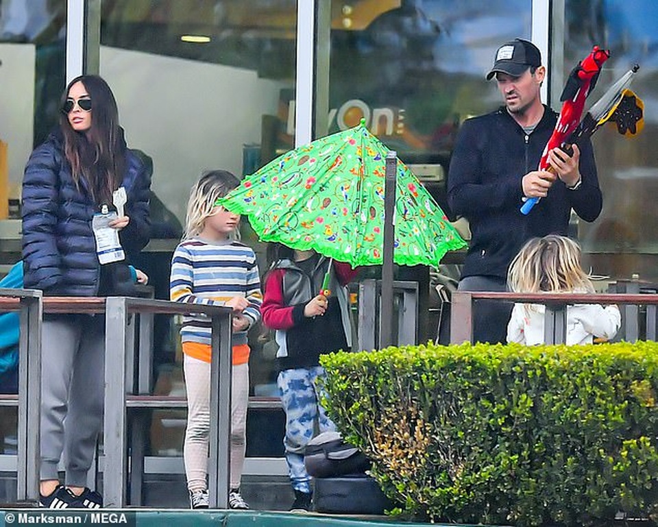 Megan Fox xinh đẹp đưa con đi siêu thị - 4 Megan Fox xinh đẹp đưa con đi siêu thị - 4