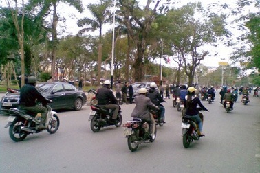 Bị truy đuổi, cướp đường phố nổ súng gây náo loạn