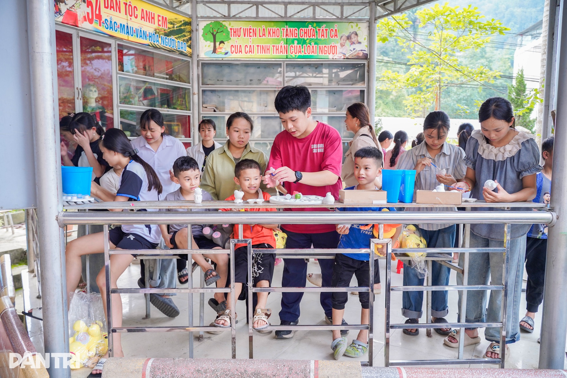 Dân trí đưa chuyên gia lên bản xa tập huấn chống đuối nước cho 200 cô trò - 13