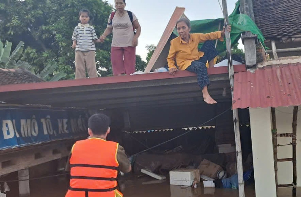 Giờ phút sinh tử bên dòng lũ, khi phía sau là hàng triệu đồng bào - 8 Giờ phút sinh tử bên dòng lũ, khi phía sau là hàng triệu đồng bào - 8