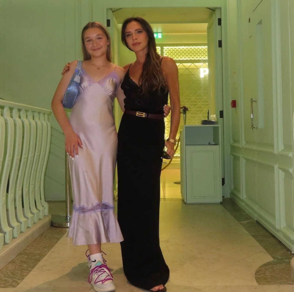 Harper Beckham biết làm điệu, được mẹ thiết kế váy đắt tiền đi dự sự kiện - 4 Harper Beckham biết làm điệu, được mẹ thiết kế váy đắt tiền đi dự sự kiện - 4