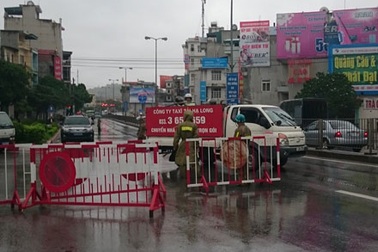 Hai tàu cá Hải Phòng bị sóng nhấn chìm, Quảng Ninh cấm cầu Bãi Cháy