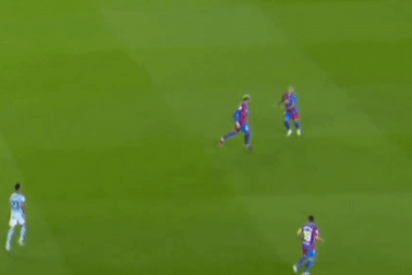 Ngôi sao Barcelona bất ngờ đổ gục xuống sân kinh hoàng