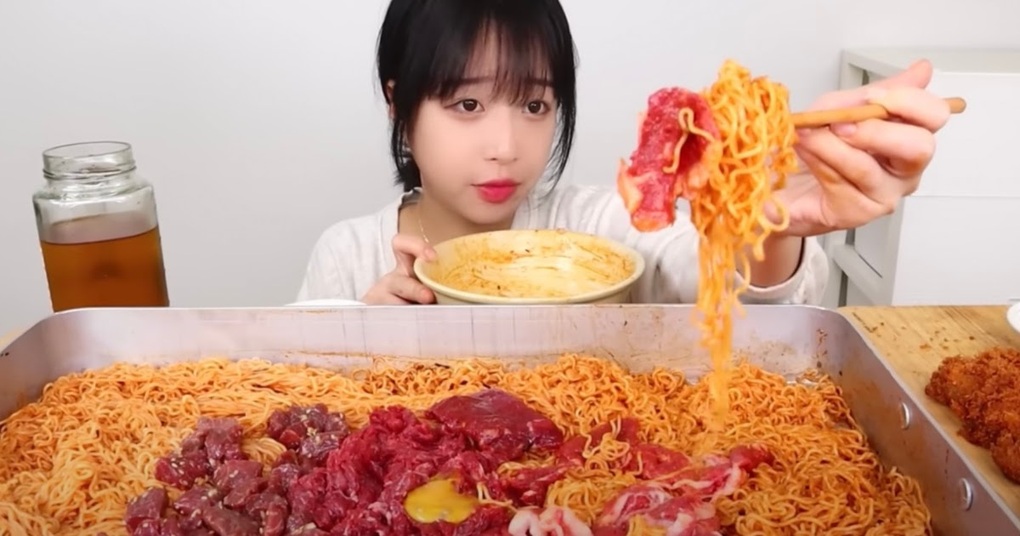 Cô gái được trả tiền ngang ngửa sao hạng A chỉ để... ăn - 1 Cô gái được trả tiền ngang ngửa sao hạng A chỉ để... ăn - 1