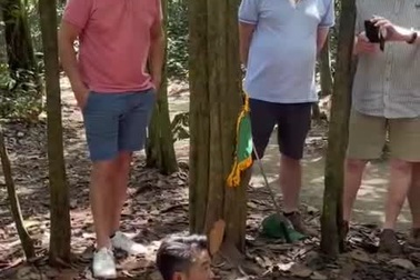 HDV chia sẻ cách xuống hầm ở địa đạo Củ Chi cho khách nước ngoài