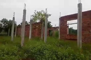 Clip: Cận cảnh công trình trường học bị bỏ hoang.