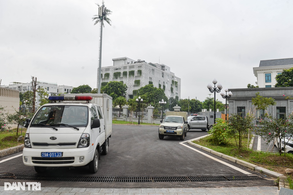 Vụ nâng khống giá cây xanh ở Hà Nội: Cận cảnh dẫn giải các bị cáo đến tòa - 1 Vụ nâng khống giá cây xanh ở Hà Nội: Cận cảnh dẫn giải các bị cáo đến tòa - 1