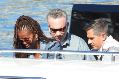 Vợ chồng ông Obama tận hưởng kỳ nghỉ trên siêu du thuyền 250 triệu USD