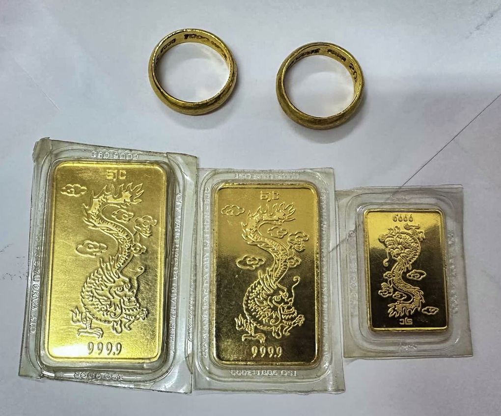 Nam thanh niên ở TPHCM bỏ quên vật nghi là vàng trong túi đồ quyên góp - 1 Nam thanh niên ở TPHCM bỏ quên vật nghi là vàng trong túi đồ quyên góp - 1