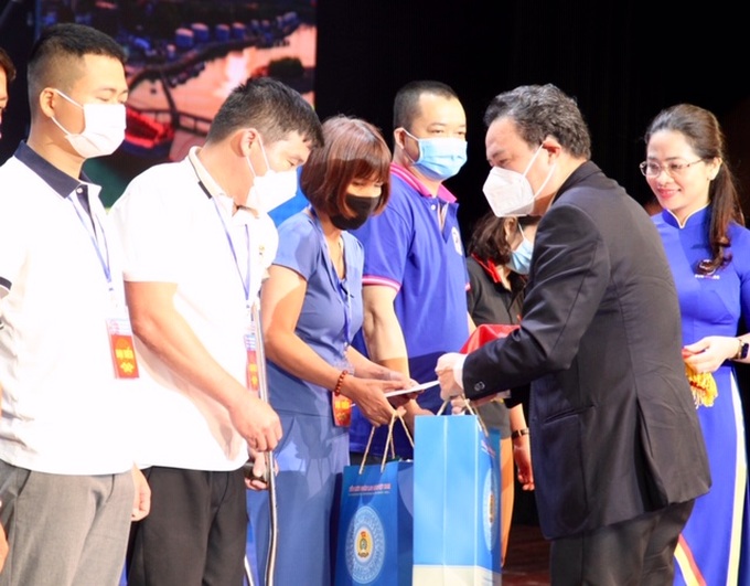 Thứ trưởng Bộ LĐ-TB&XH lê Văn Thanh tặng quà cho người lao động bị tai nạn lao động, bệnh nghề nghiệp.