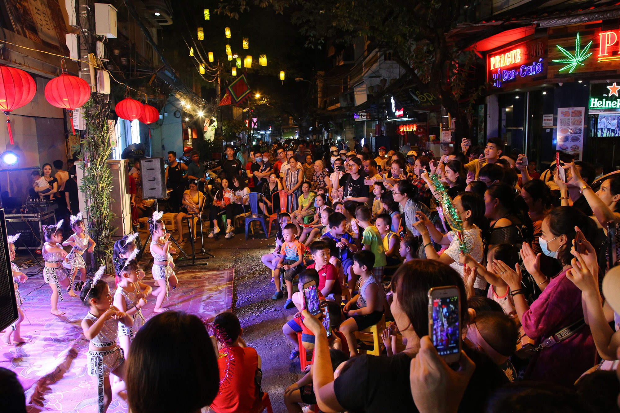 Sôi động đêm trung thu trên đường phố Hà Nội - 8 Sôi động đêm trung thu trên đường phố Hà Nội - 8