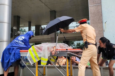 Hai bệnh nhi được CSGT dùng ô tô chở đi cấp cứu kịp thời