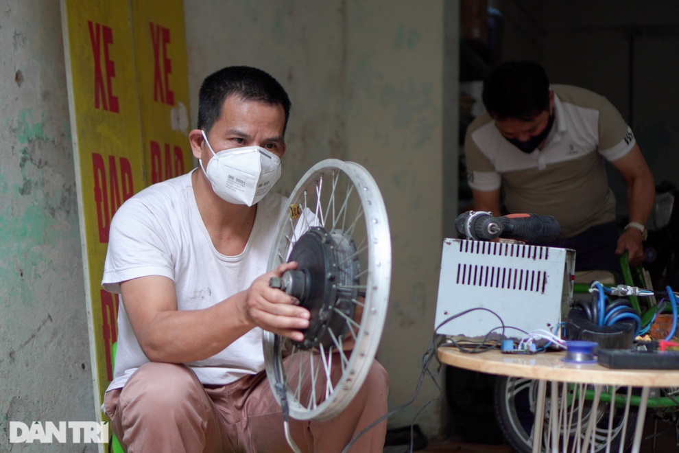 Thợ Hà Nội độ xe máy lai chạy điện với giá 5 triệu đồng - 6 Thợ Hà Nội độ xe máy lai chạy điện với giá 5 triệu đồng - 6