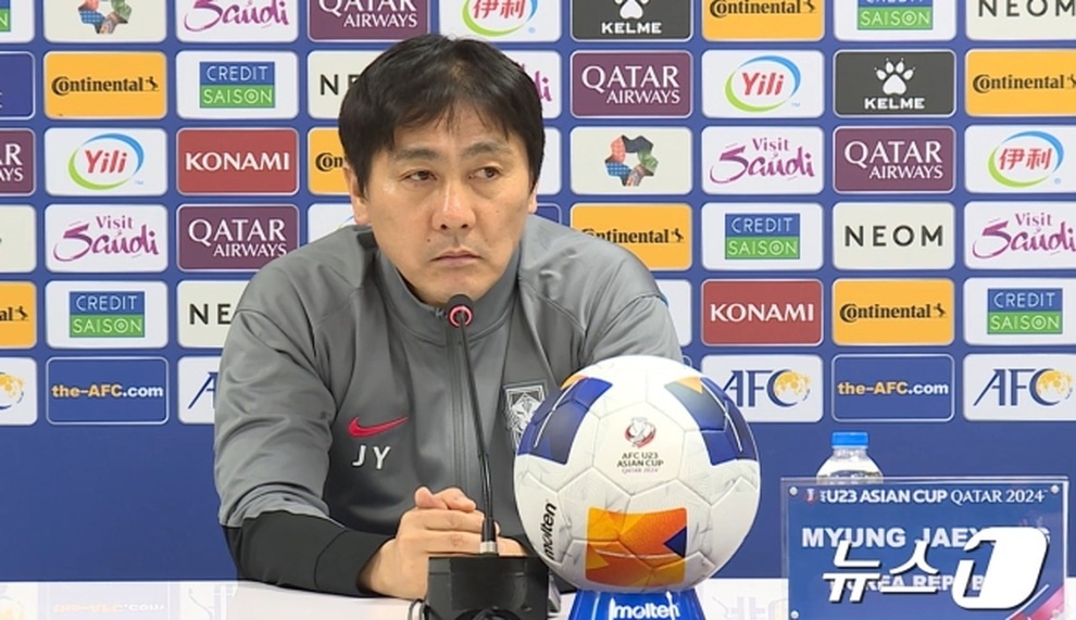 HLV U23 Hàn Quốc nhận thẻ đỏ, trợ lý nói về trận thua U23 Indonesia - 1