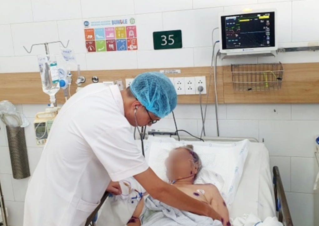 Hà Nội: Đang đi bộ, người đàn ông bị đàn ong tấn công, đốt gần 300 nốt - 1 Hà Nội: Đang đi bộ, người đàn ông bị đàn ong tấn công, đốt gần 300 nốt - 1