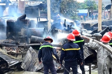 Kho hoá chất và quán nhậu chìm trong "biển lửa"