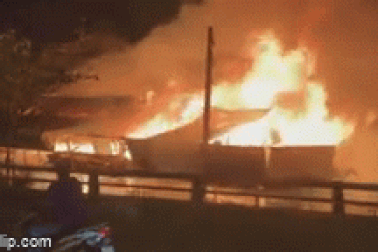 TPHCM: Xưởng gỗ ven quốc lộ cháy rừng rực trong đêm