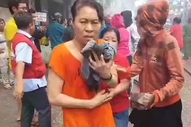 Giải cứu các sinh viên khỏi tòa nhà đang cháy