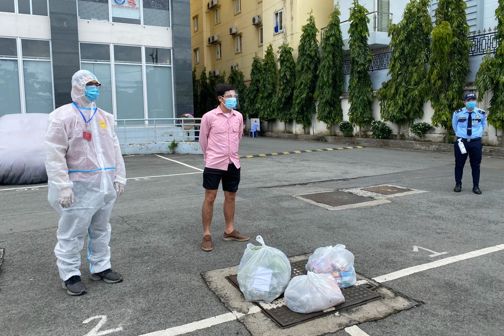 TPHCM: Ai ở đâu ở yên đó, 20% số người dân được đi chợ hộ - 1 TPHCM: Ai ở đâu ở yên đó, 20% số người dân được đi chợ hộ - 1