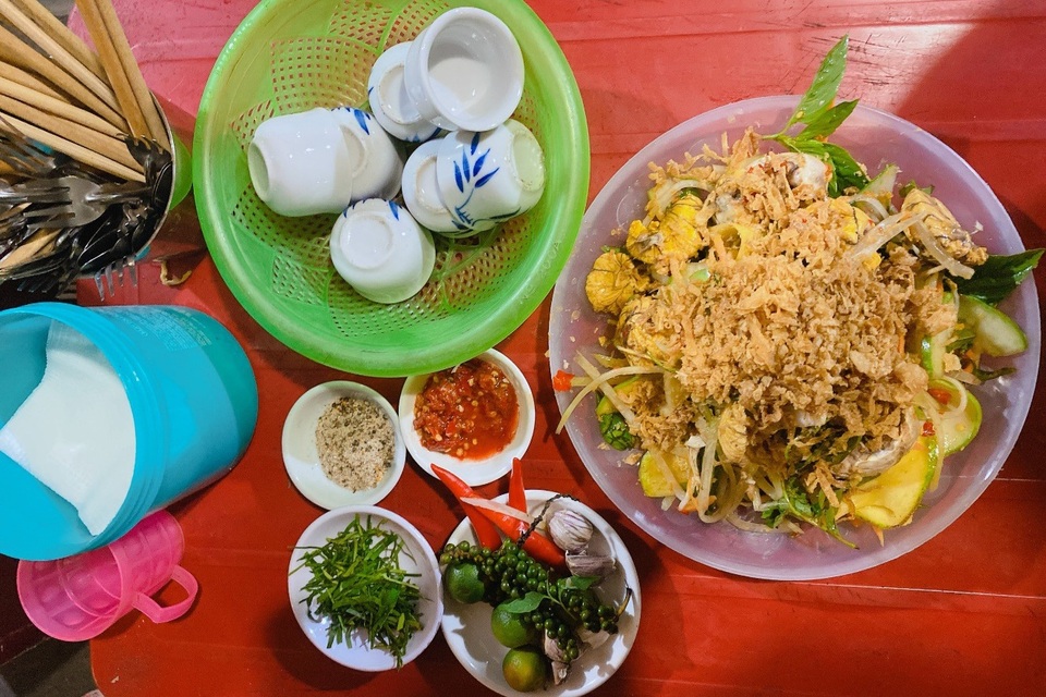 Độc lạ món trứng vịt lộn bóp, khách phải chờ tới lượt để thưởng thức - 1 Độc lạ món trứng vịt lộn bóp, khách phải chờ tới lượt để thưởng thức - 1