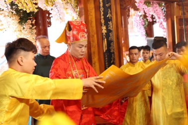 Nghệ nhân ưu tú Đặng Ngọc Anh gìn giữ tín ngưỡng thờ Đức Thánh Trần