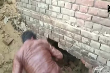 Những tên trộm liều lĩnh đào đường hầm dài 3m vào ngân hàng để lấy vàng