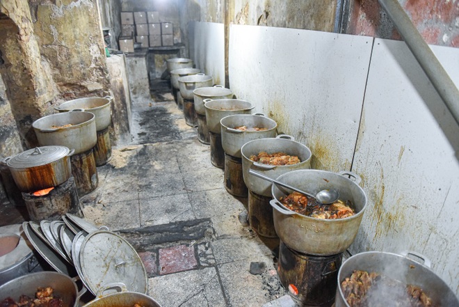 Bí mật quán cá kho phố cổ Hà Nội, bà chủ bán 200kg cá mỗi ngày - 6 Bí mật quán cá kho phố cổ Hà Nội, bà chủ bán 200kg cá mỗi ngày - 6