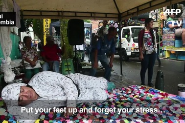 Người dân mang gối ra ngủ giữa đường để hưởng ứng “Ngày lười biếng”