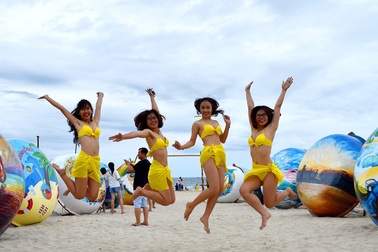 Flashmob bikini sôi động trên bãi biển Đà Nẵng
