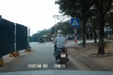 Khó hiểu người phụ nữ đi xe máy bật xi-nhan kiểu “giương đông kích tây”